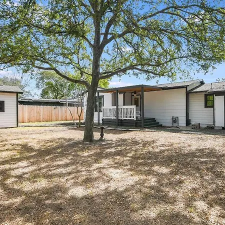 Modern Cottage+8 Guests+Covered Patio+Weber Grill